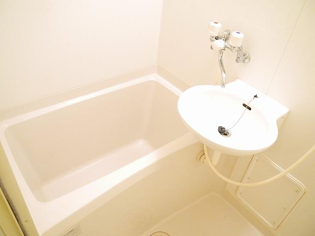 レオパレス伏見Ⅰの浴室|コンパクトで使いやすいお風呂です