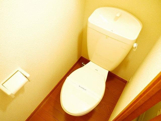 レオパレス伏見Ⅰのトイレ|落ち着いた色調のトイレです