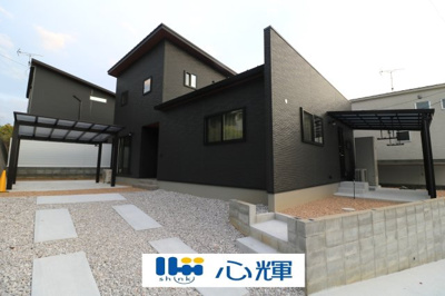 【外観】 | 宇部市開6丁目2階建3LDK+WIC（築2年） | 表情豊かな外観…どこまでも美しく考え抜かれたフォルムで設計者の拘りが伝わってくる素敵な建物です。いつでもご内覧可能です！