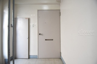 【その他共用部分】 | 皆様をお迎えする、お部屋の玄関ドア。開けやすさや開放角度、ドアノブの操作しやすさや鍵の形状などを、現地で一度ご確認ください。～即日のご見学可能～　お問合せはお気軽にどうぞ。