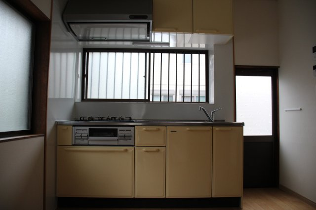 高浜市田戸町中古戸建のキッチン|キッチンでお料理をお楽しみください