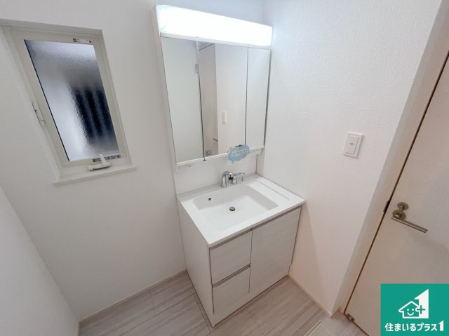 明石市中朝霧丘　第2期　新築一戸建ての独立洗面台|清潔感のある洗面台です。フラットな鏡は掃除がしやすく毎日清潔！鏡裏には収納があるのでスッキリとした洗面台が保てます。