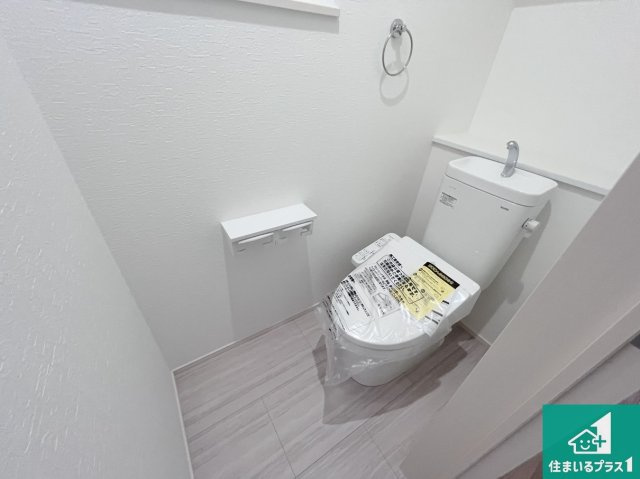 明石市中朝霧丘　第2期　新築一戸建てのトイレ|1・2階の2ヶ所にあるので、朝の忙しい時間の順番待ちもなく、深夜の利用にも大変便利です。