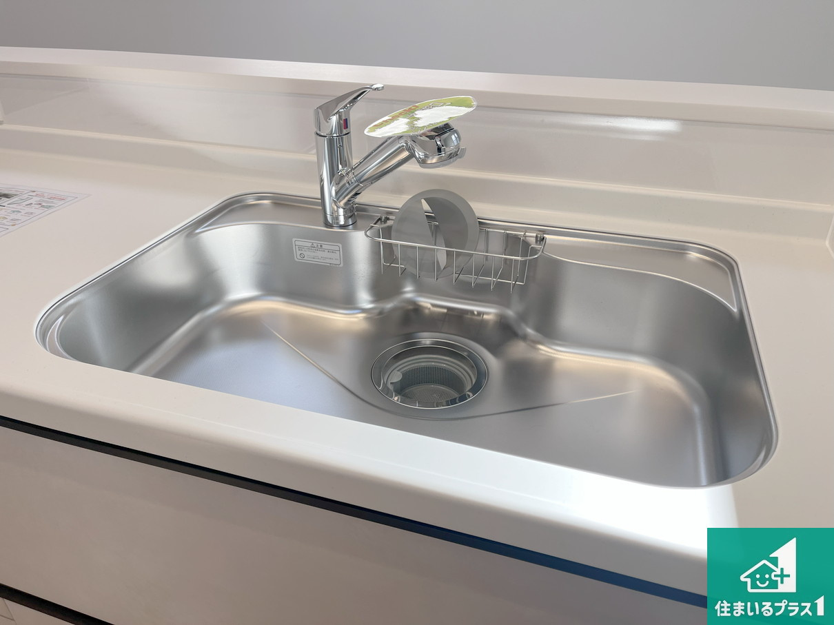 明石市中朝霧丘　第2期　新築一戸建ての設備|蛇口の先端に浄水器を内蔵しています！原水と浄水、お湯と冷水、シャワーの切替えがワンタッチなので用途によって使い分けられます。