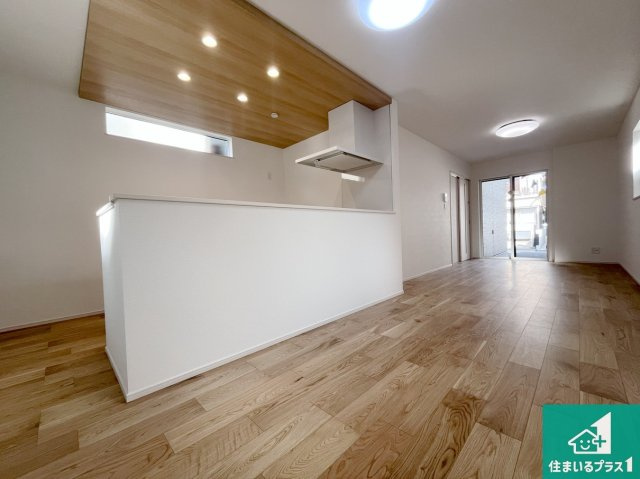 明石市中朝霧丘　第2期　新築一戸建ての居間・リビング|日当たり良好の明るいリビングで朝の目覚めもスッキリできそう！対面キッチンでご家族のコミュニケーションも自然と増える設計！小さなお子様が遊ぶスペースを作っても広々とくつろげるLDK！