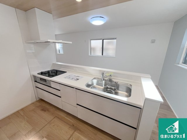 明石市中朝霧丘　第2期　新築一戸建てのキッチン|子供を見守りながらお料理が出来るため家族のコミュニケーションか増えます♪スペースが広く確保されている為お子様が大きくなったときは一緒に料理を楽しめます♪