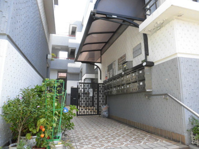 【その他共用部分】 | ガーデン小松 | 緑に囲まれたきれいなエントランスです