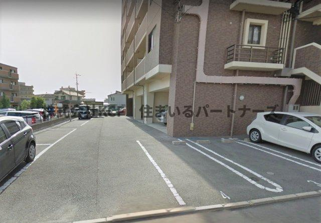 久留米市荒木町白口の賃貸マンションの駐車場|駐車場があるので、車を買う予定の方も安心です