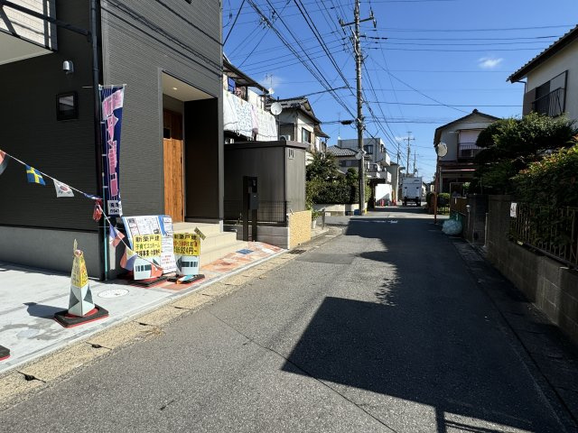 松戸市五香南3丁目新築戸建【高木第二小学校：10分】の前面道路含む現地写真|南東側前面道路