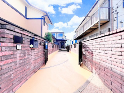 【駐車場】 | ◇◆東山田1丁目中古戸建◆◇ | ◆ゆったりとした駐車スペースを確保いたしましたので、お車3台駐車できます。（※車種による）自転車やバイクなど、置き場所に困ることはないでしょう。