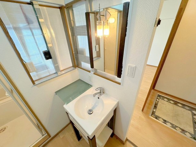 大島紬ビルの独立洗面台