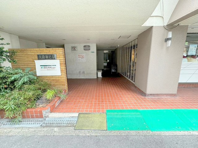 大島紬ビルのエントランス