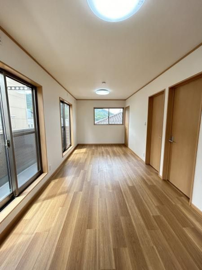 【洋室】 | 城南区南片江４丁目　戸建て | 2階10.5帖の洋室。バルコニーに面した明るいお部屋です