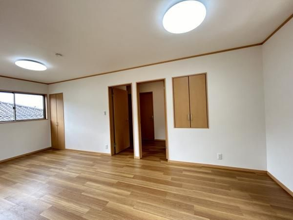 【洋室】 | 城南区南片江４丁目　戸建て | ドア・収納が2ヶ所ずつ設置されているので、真ん中で仕切って2部屋にして使うことも可能です