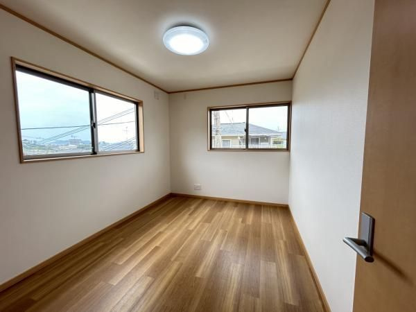 【洋室】 | 城南区南片江４丁目　戸建て | 北東側6帖の洋室。2面窓から室内に多く光を取り入れております♪景色も広く見えるので開放感があります