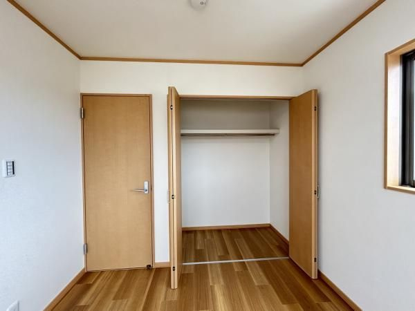 【収納】 | 城南区南片江４丁目　戸建て | 広々とした洋室は収納スペースがたっぷり！どんなお洒落さんでも安心の大容量収納が自慢です！