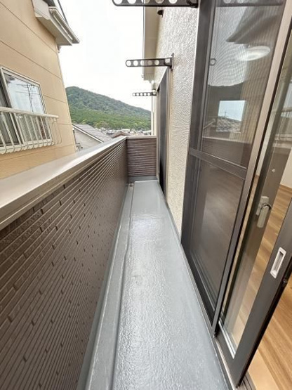 【バルコニー】 | 城南区南片江４丁目　戸建て | 南向きのバルコニーは陽当り良好で、お洗濯物もしっかり干していただけます