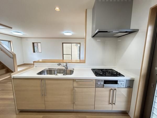 【キッチン】 | 城南区南片江４丁目　戸建て | お料理をしながらでもご家族との会話を楽しめる対面キッチンです。リビングを見渡せる作りが人気です