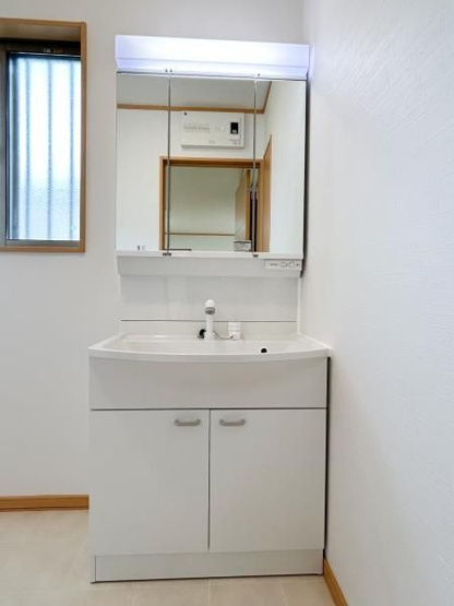 【独立洗面台】 | 城南区南片江４丁目　戸建て | 朝の身支度に便利なゆとりある三面鏡付きの洗面台です！鏡裏、洗面台下部、リネン庫など収納スペースがたっぷり設けられています