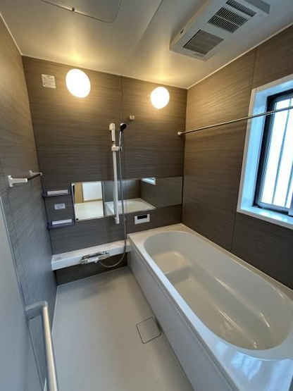 【浴室】 | 城南区南片江４丁目　戸建て | 戸建てならではのゆったりしたバスルーム。大きな窓と、さらに浴室乾燥機もついているのでカビしらずで清潔な状態をキープできます