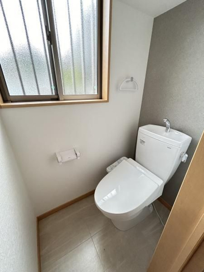 【トイレ】 | 城南区南片江４丁目　戸建て | いつも綺麗に清潔に！ウォッシュレット付きトイレです♪もちろん窓も付いてるので空気の入れ替えも楽にできます
