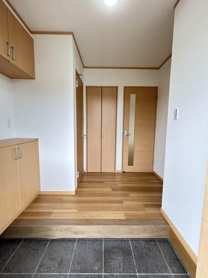 【玄関】 | 城南区南片江４丁目　戸建て | 収納力に優れた玄関でいつでも片付いた状態でお客様を迎えられます