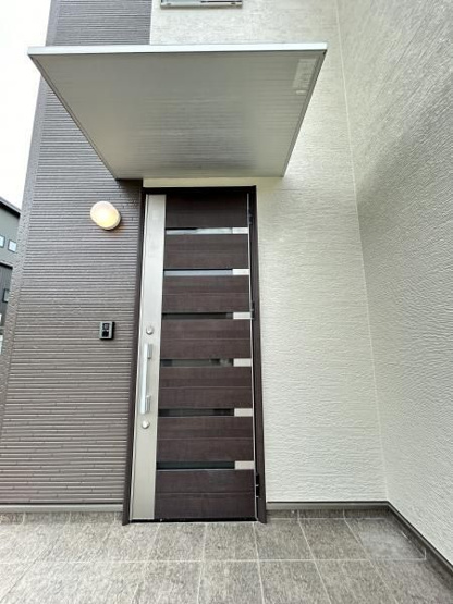 【玄関】 | 城南区南片江４丁目　戸建て | 玄関のカギは交換済みなので安心です