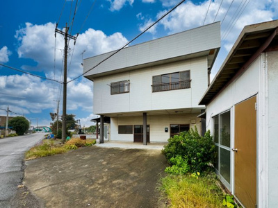 【外観】 | 太田市新田嘉祢町　事務所併用住宅 | 駐車４台以上可能です