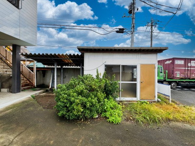 【外観】 | 太田市新田嘉祢町　事務所併用住宅 | 離れの物置がついています