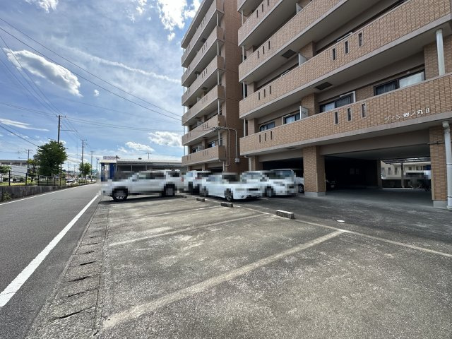 ヴィラ鯉ノ丸 Ⅱの駐車場