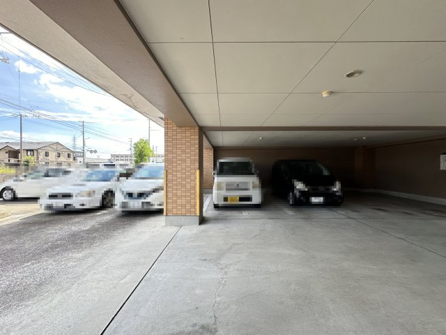 ヴィラ鯉ノ丸 Ⅱの駐車場