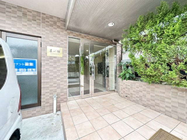 素心館のエントランス