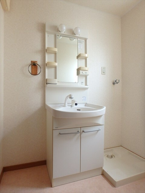 ネイ・クラルテの洗面所|別部屋写真です。