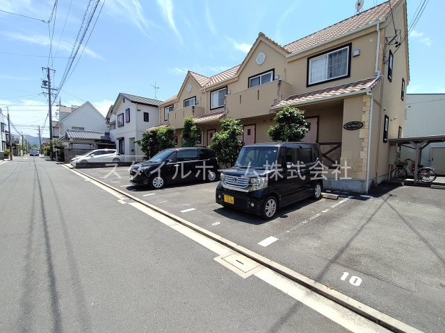 ネイ・クラルテの駐車場