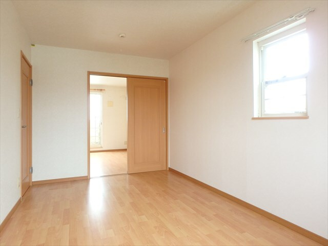 ネイ・クラルテの寝室|別部屋写真です。