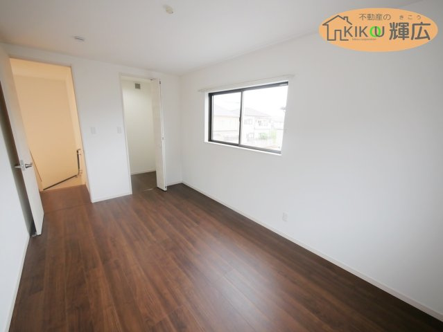 【洋室】 | 加古川市加古川町中津　中古戸建 | 氷丘小学校まで徒歩8分、氷丘中学校まで徒歩11分。
