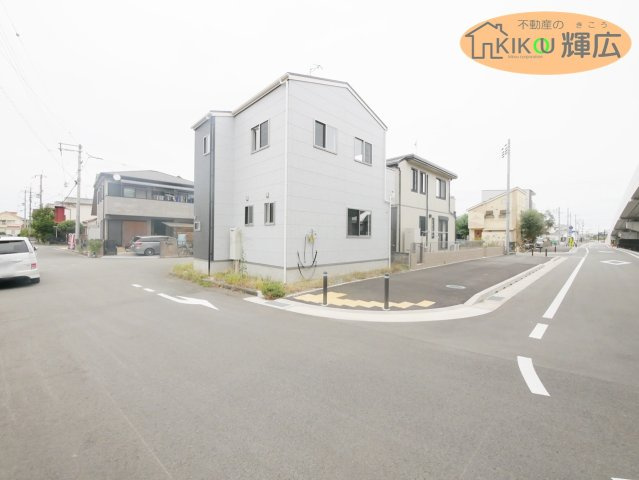 加古川市加古川町中津　中古戸建の前面道路含む現地写真