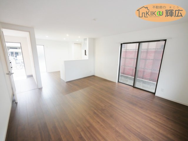 【居間・リビング】 | 加古川市加古川町中津　中古戸建 | ご家族みんながゆったりくつろげる約17帖の広々リビングです。
