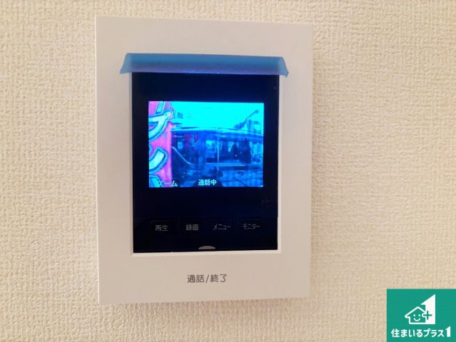 高槻市津之江町　第2期　新築一戸建ての防犯設備|カラーモニターインターホン！声だけでなく来訪者の姿や顔がモニターで確認できるので、小さなお子様がいらっしゃるご家庭でも安心できます！