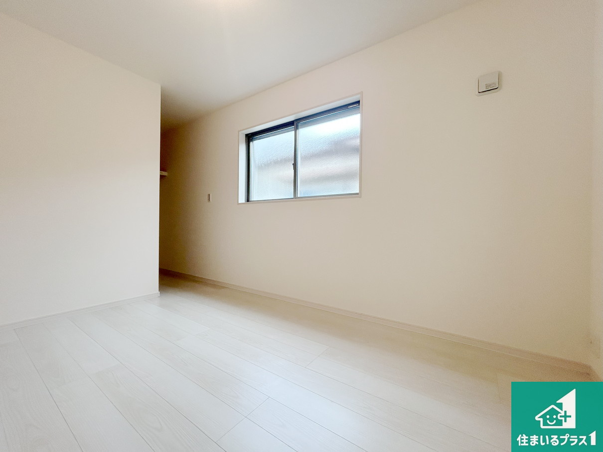 高槻市津之江町　第2期　新築一戸建ての洋室|シンプルな洋室は、自分好みのインテリアが楽しめます♪ご家族とインテリアや家具を選びに行くのは新築購入時の醍醐味の一つです。ぜひお楽しみください♪