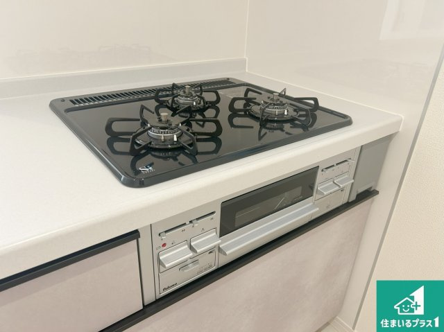 高槻市津之江町　第2期　新築一戸建ての設備|ダブル高火力Ｓｉセンサー付きコンロ！３口あるので、まとめて料理をする時も大活躍！