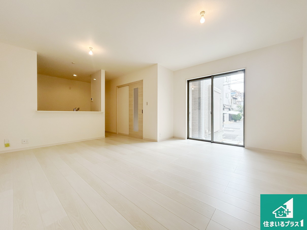 高槻市津之江町　第2期　新築一戸建ての居間・リビング|日当たり良好の明るいリビングで朝の目覚めもスッキリできそう！対面キッチンでご家族のコミュニケーションも自然と増える設計！小さなお子様が遊ぶスペースを作っても広々とくつろげるLDK！