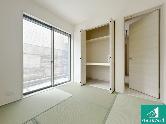 高槻市津之江町　第2期　新築一戸建ての和室|一室あると便利な和室は客間としてだけでなく、小さなお子様のプレイルームや食後のくつろぎスペースとしてもご利用いただけます。収納もついていますので大活躍間違いなし！
