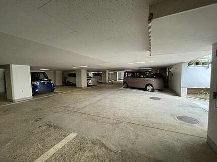 NK牛田コータースの駐車場