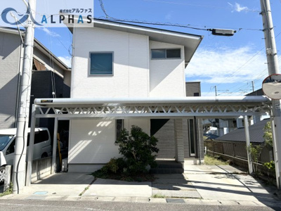 【外観】 | 明石市大久保町谷八木　一戸建て | 駐車2台可能！駐車場が屋根付きなので雨から自転車も守ります！