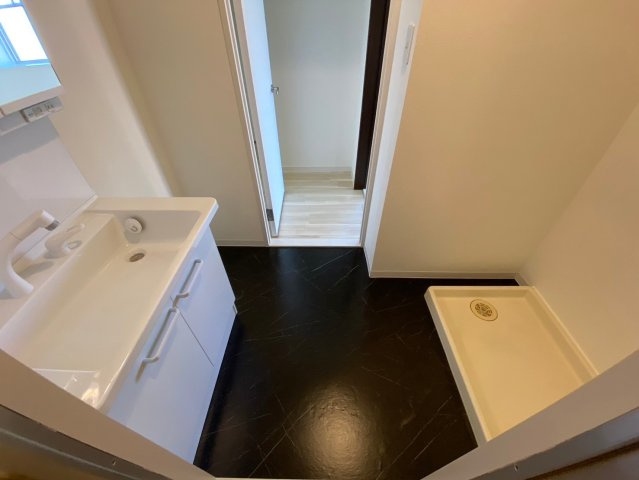 セザール喜多山の脱衣所|ゆとりの洗面スペースで朝の身支度も快適スムーズに。