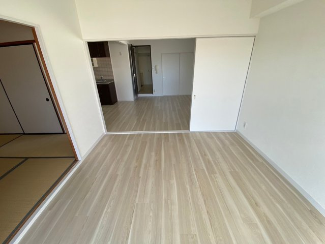 セザール喜多山の洋室|【南側洋室】
南側洋室とつなげると約18帖の広々空間に♪