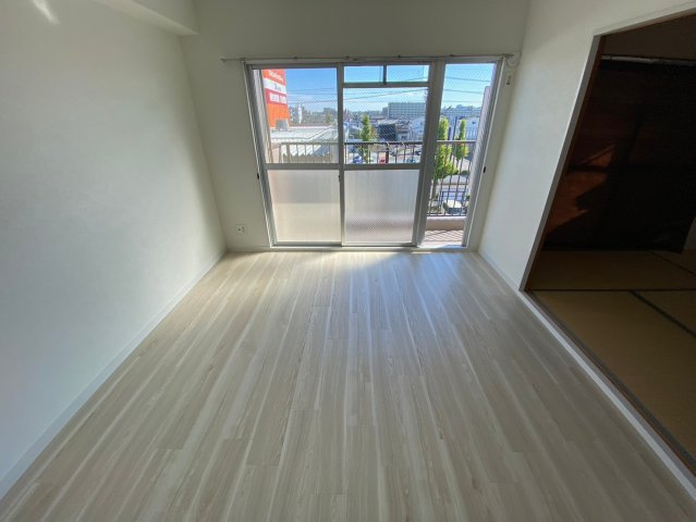 セザール喜多山の洋室|【南側洋室】
大きな窓からたっぷりと陽光が注がれる明るい空間