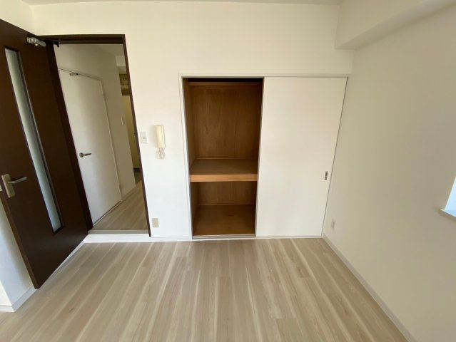 セザール喜多山の居間・リビング|【リビング収納】リビングスペースにもたっぷり収納できるクローゼットを完備しています。散らかりがちなリビングもスッキリした空間に保てます◎