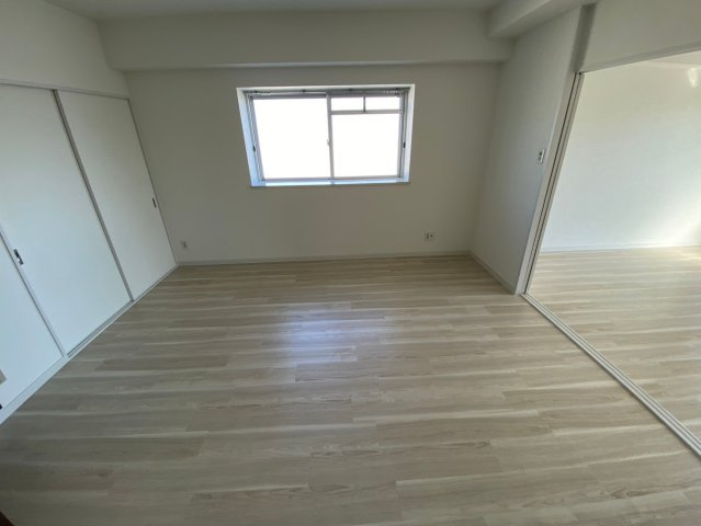 セザール喜多山の居間・リビング|窓から陽の光がたっぷり注ぐ明るいリビングです♪